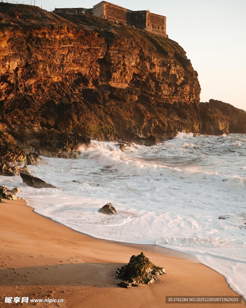夕阳下的海岸与峭壁景观