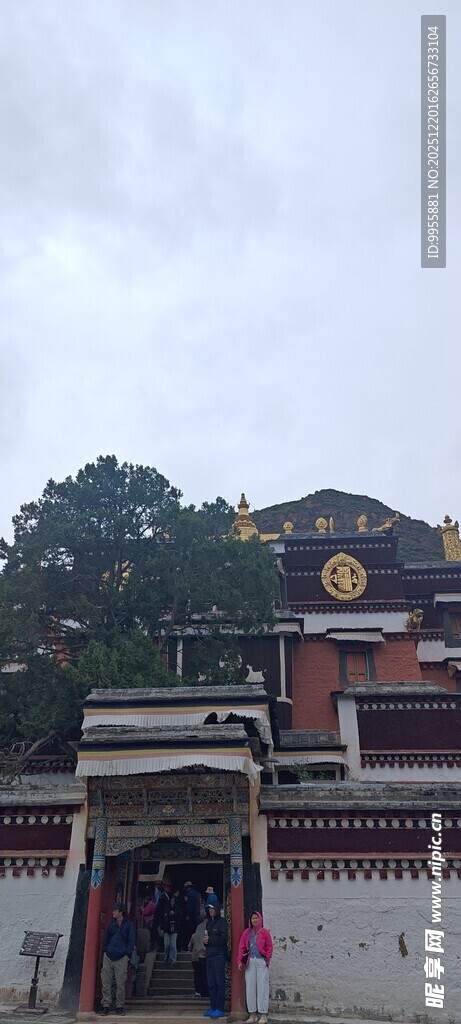 甘肃青海环线古建门前景象