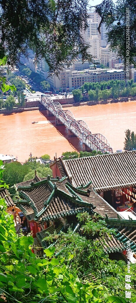 甘肃青俯瞰中式古建筑与周边景致