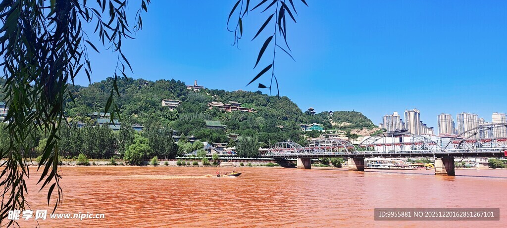 甘肃青海江水泛红的城市江边景象