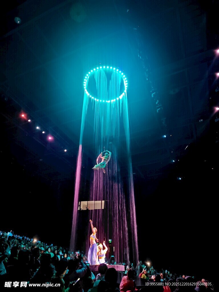 甘肃青海环绚丽舞台灯光下的演出