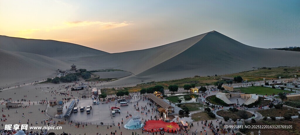 甘肃青海环沙漠中的热闹露营场景