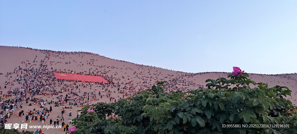 甘肃青海环山坡上的红色醒目标语