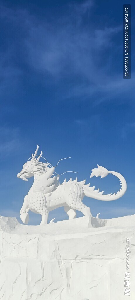 甘肃青海天空下的白色独角兽雕塑