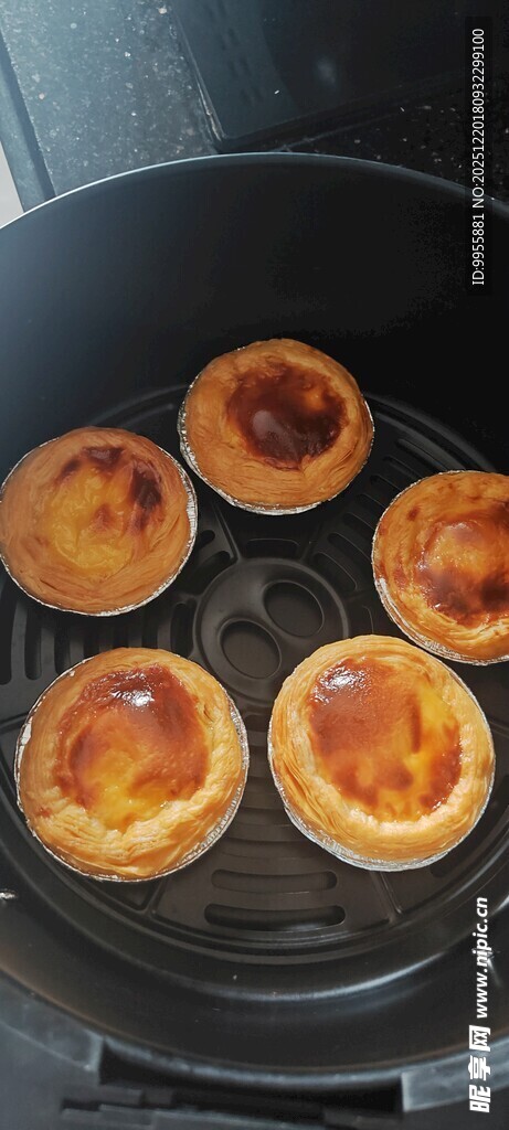 美食美味锅中烤制的美味蛋挞