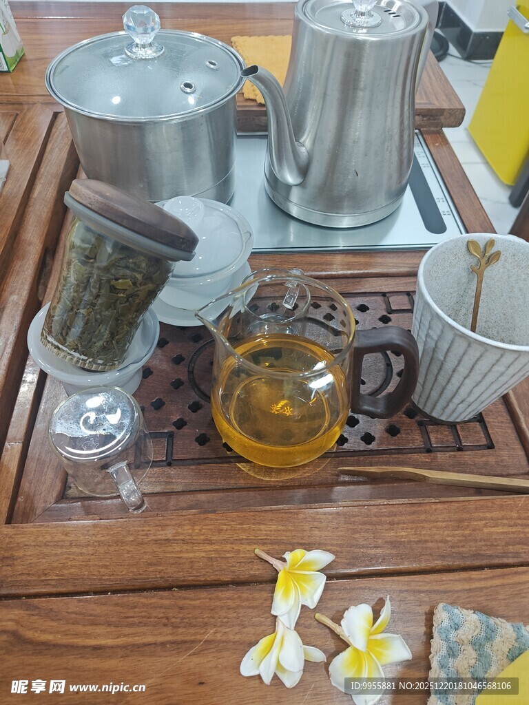 美食美味中式茶具与装饰花卉摆件