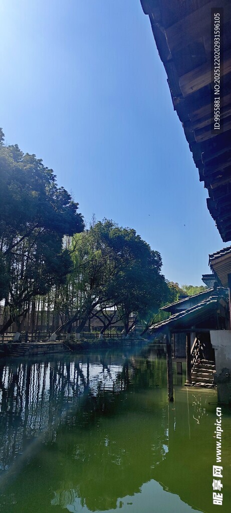 湖畔廊桥静谧自然景致