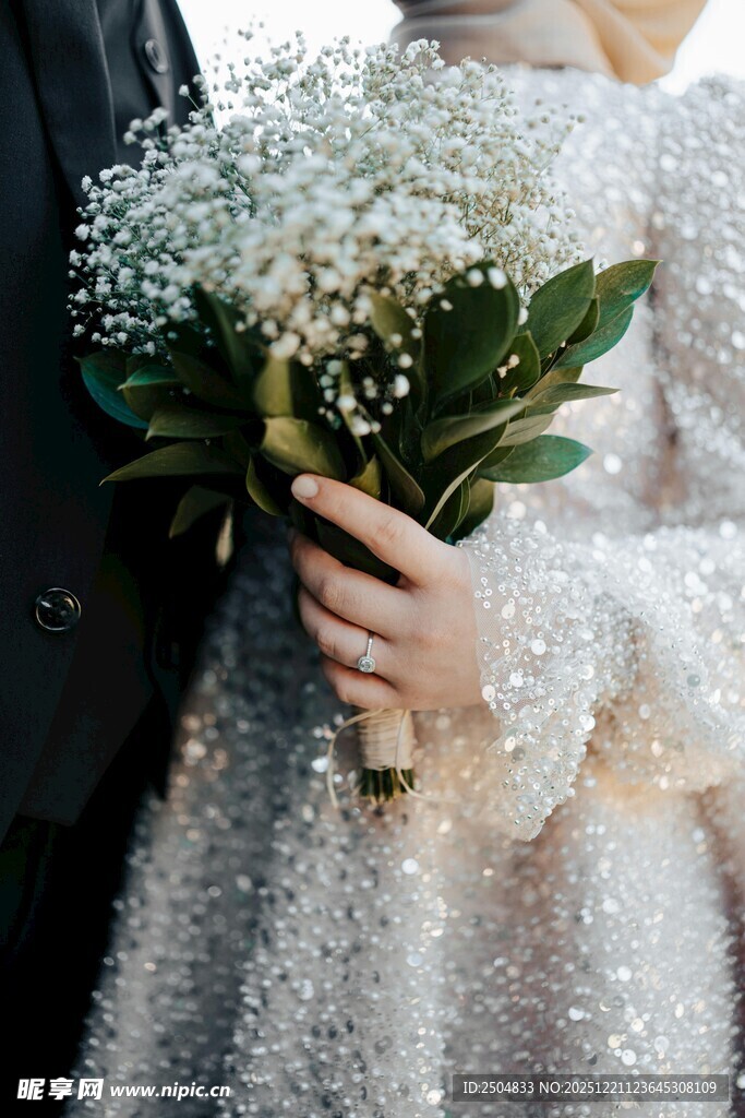 新娘手持满天星花束