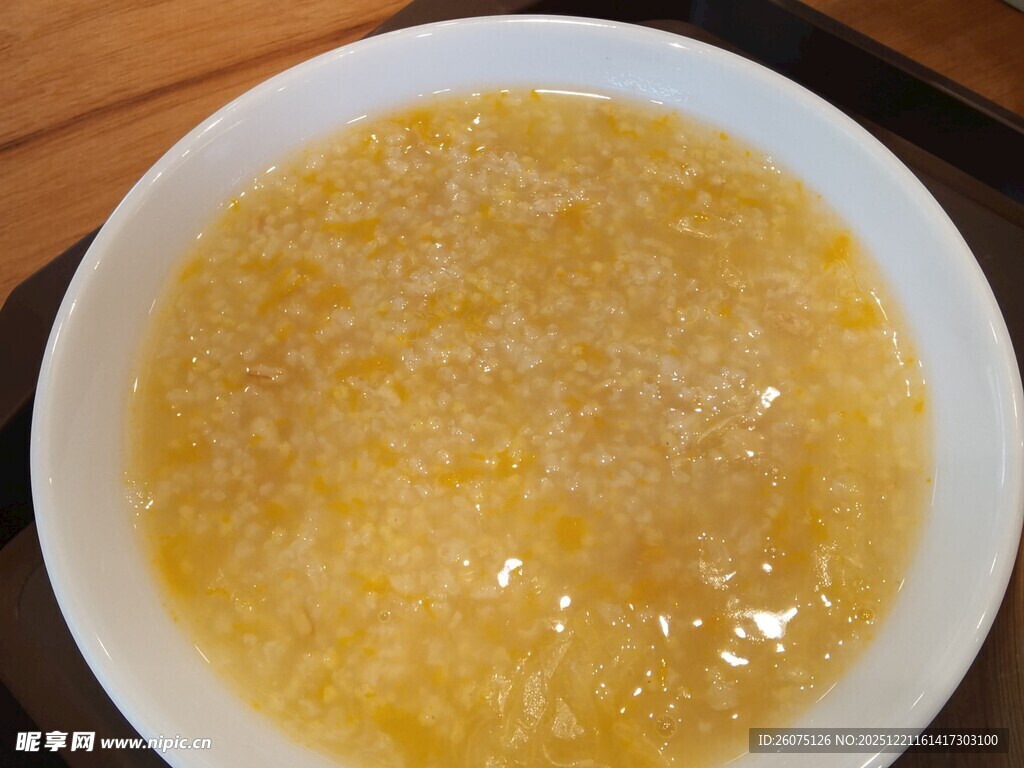 一碗金黄小米粥
