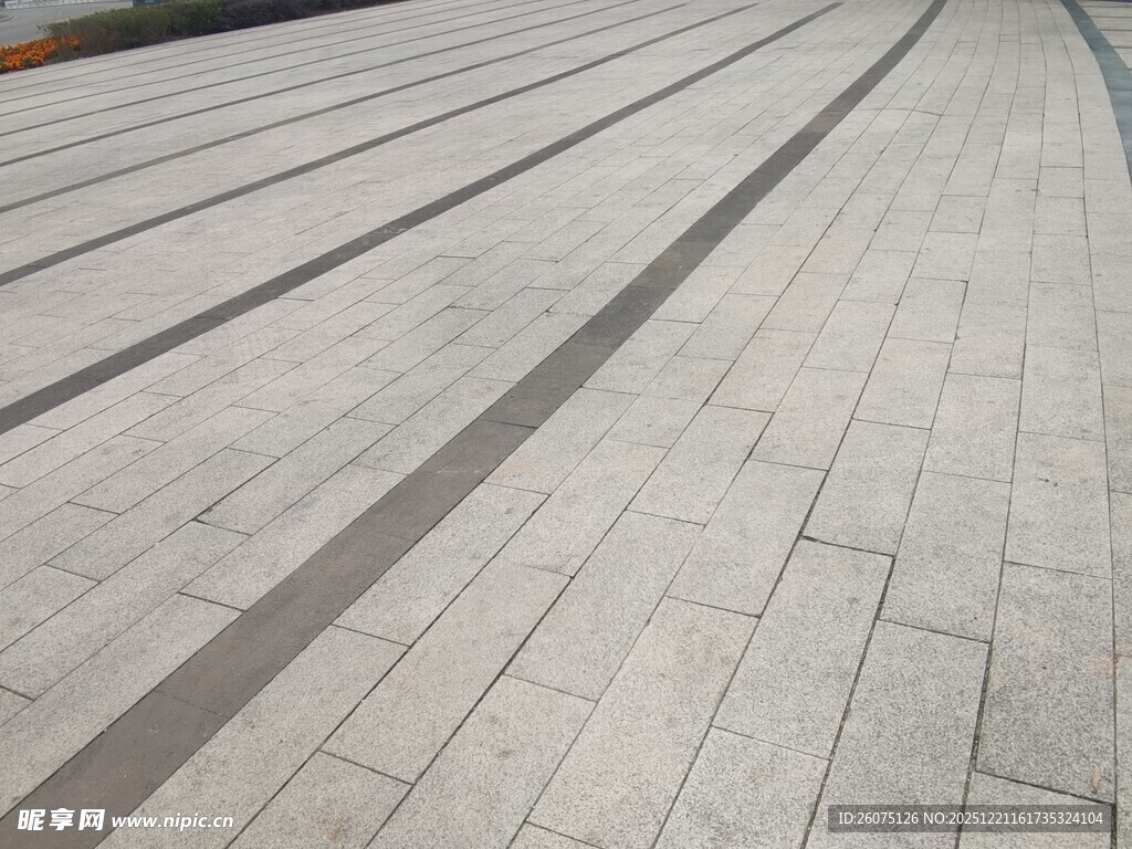 灰色砖块铺设的平坦地面