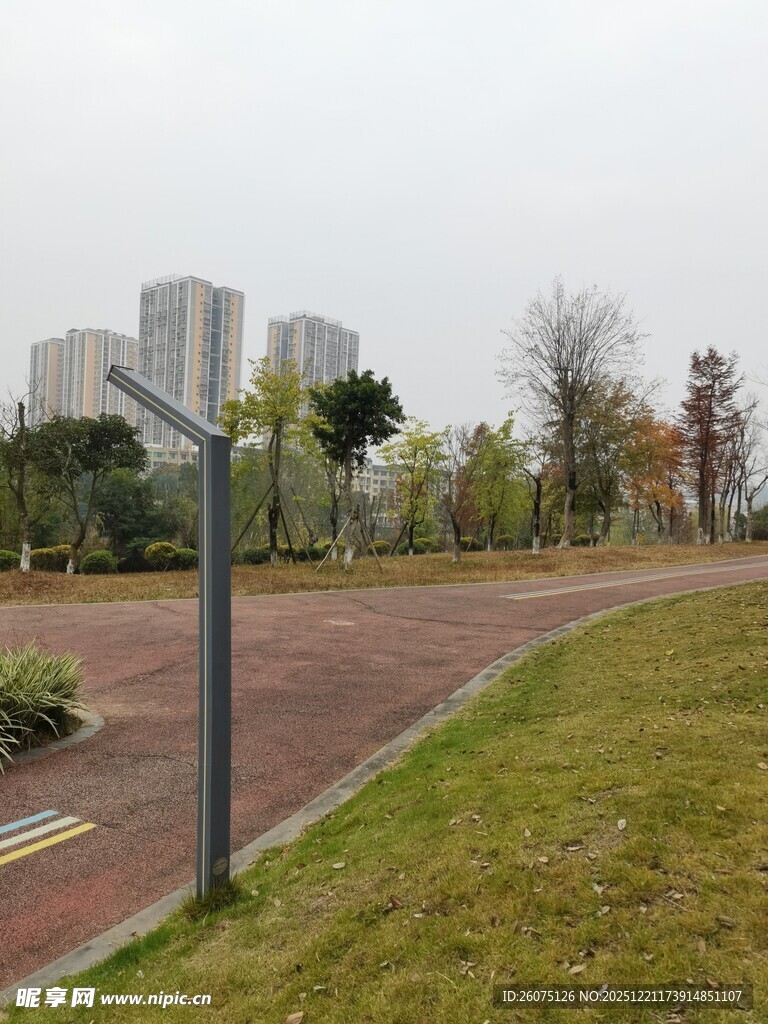 城市公园中的指示牌与景观