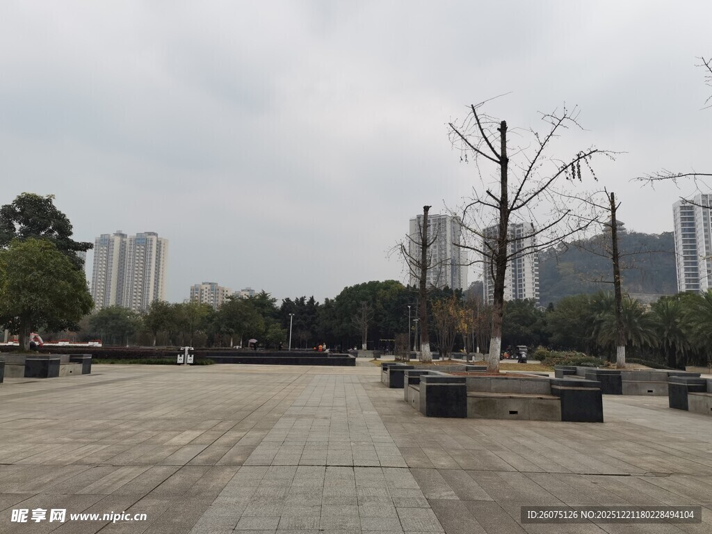 城市广场开阔景致