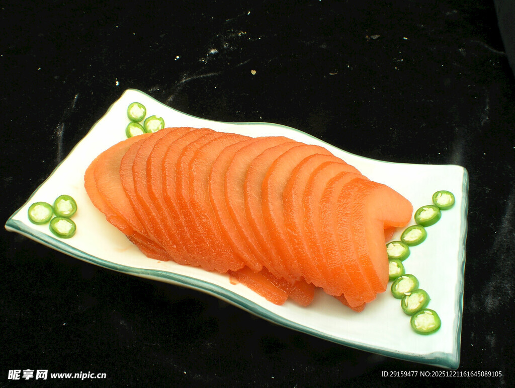 精致摆盘的三文鱼刺身