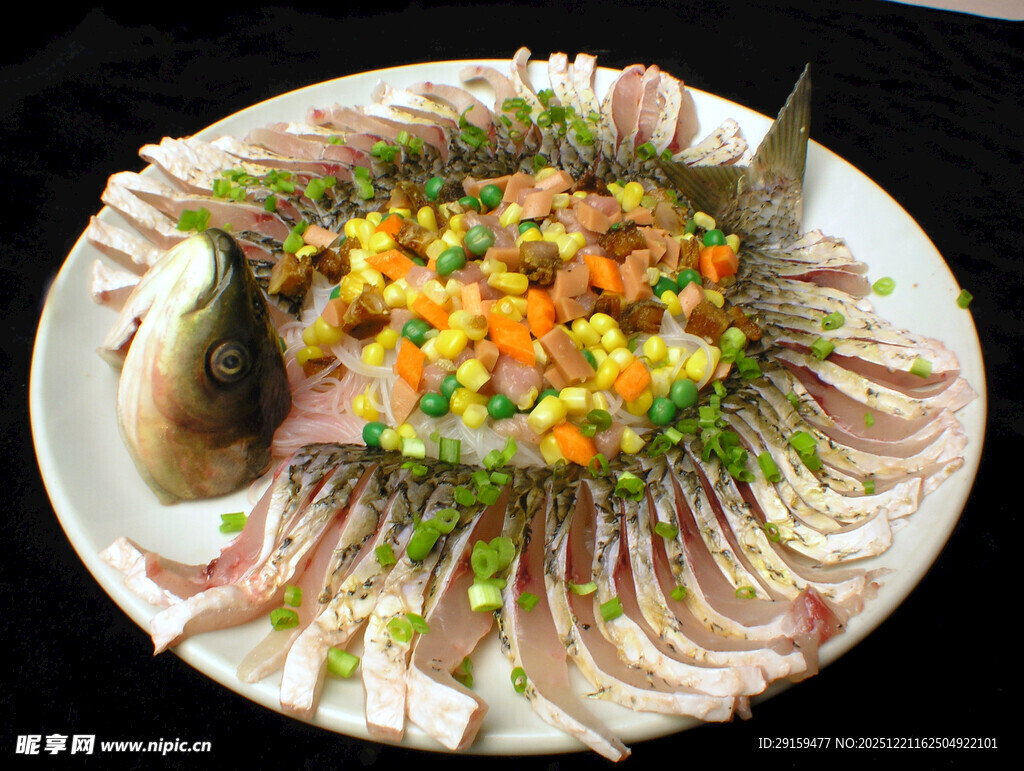 精美摆盘的多彩鱼肉拼盘