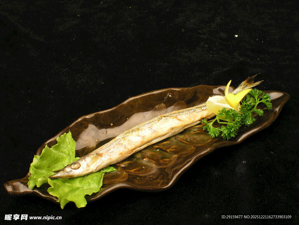 精致摆盘的特色煎鱼