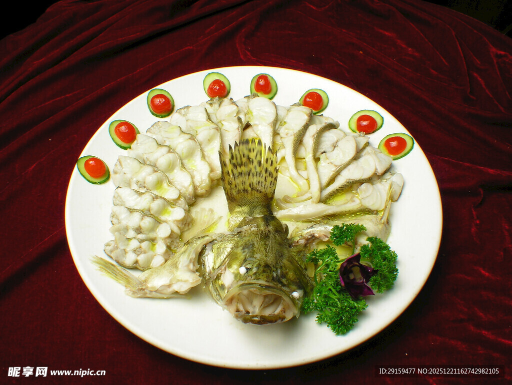 精美摆盘的特色鱼肉菜肴