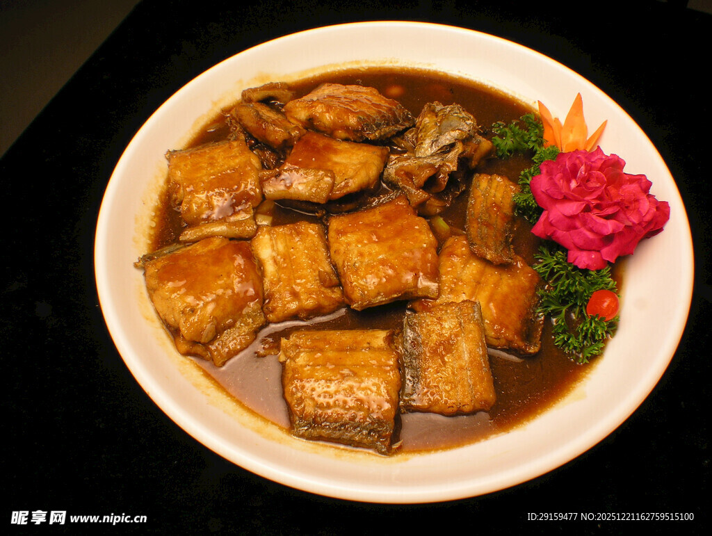 红烧鱼块摆盘中