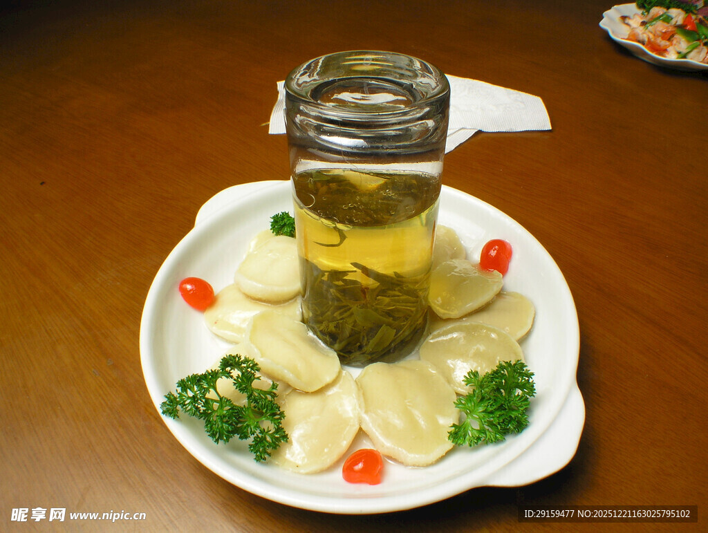 罐装腌菜配精致摆盘