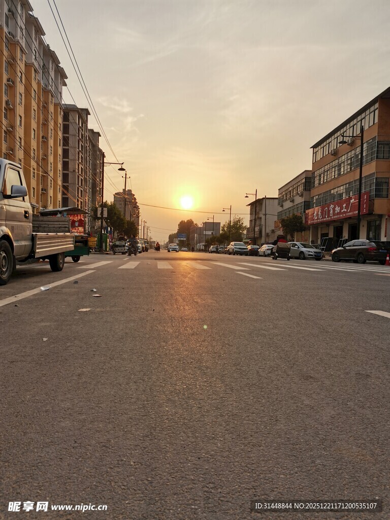 城市街道日落景象