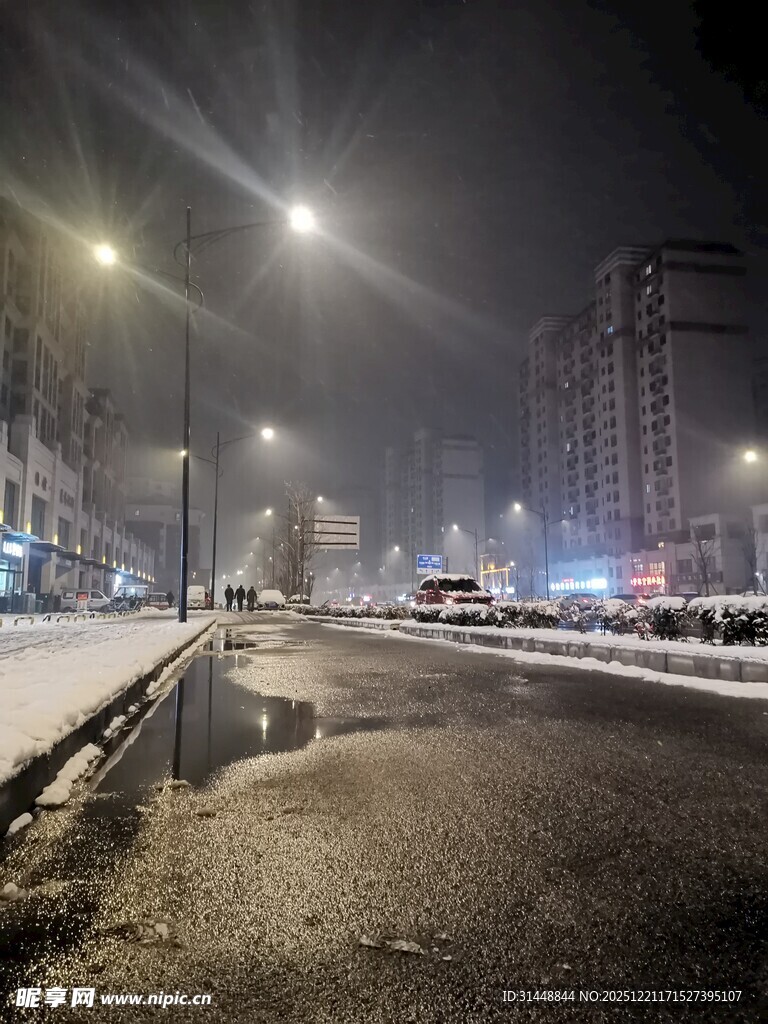 雪夜城市街道景象