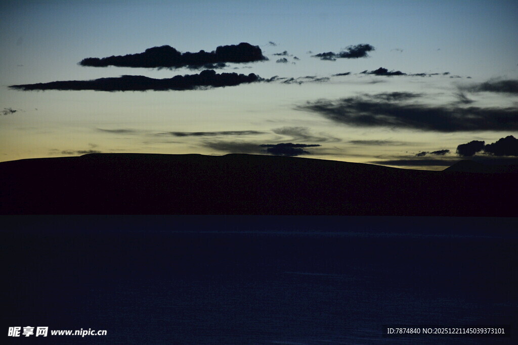 黄昏时分的天空与地平线