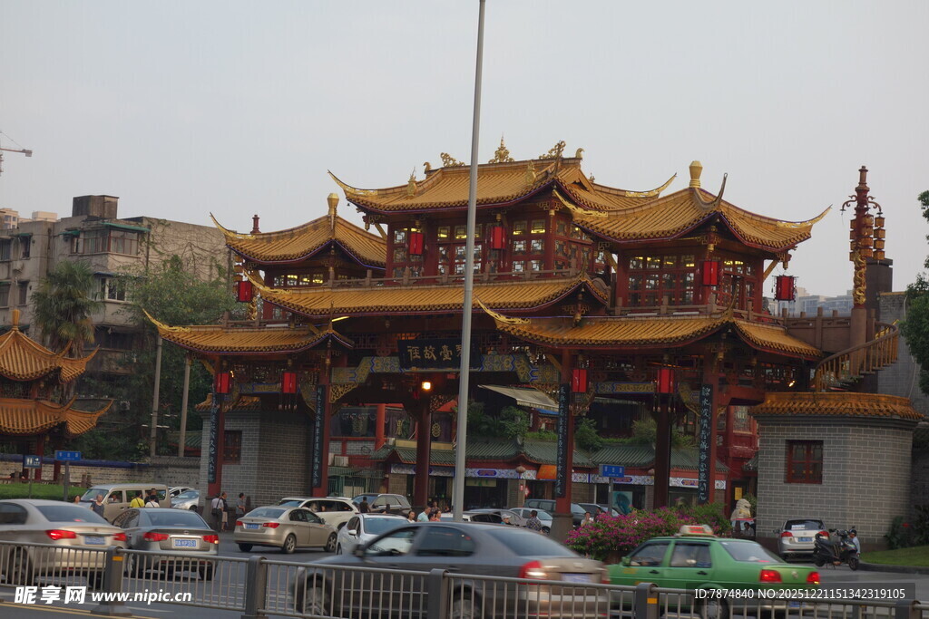 中式古建牌坊前的车流