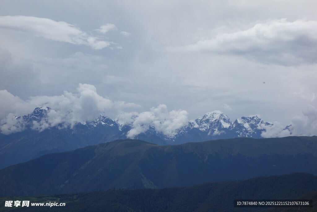 雪山云海壮丽自然景观