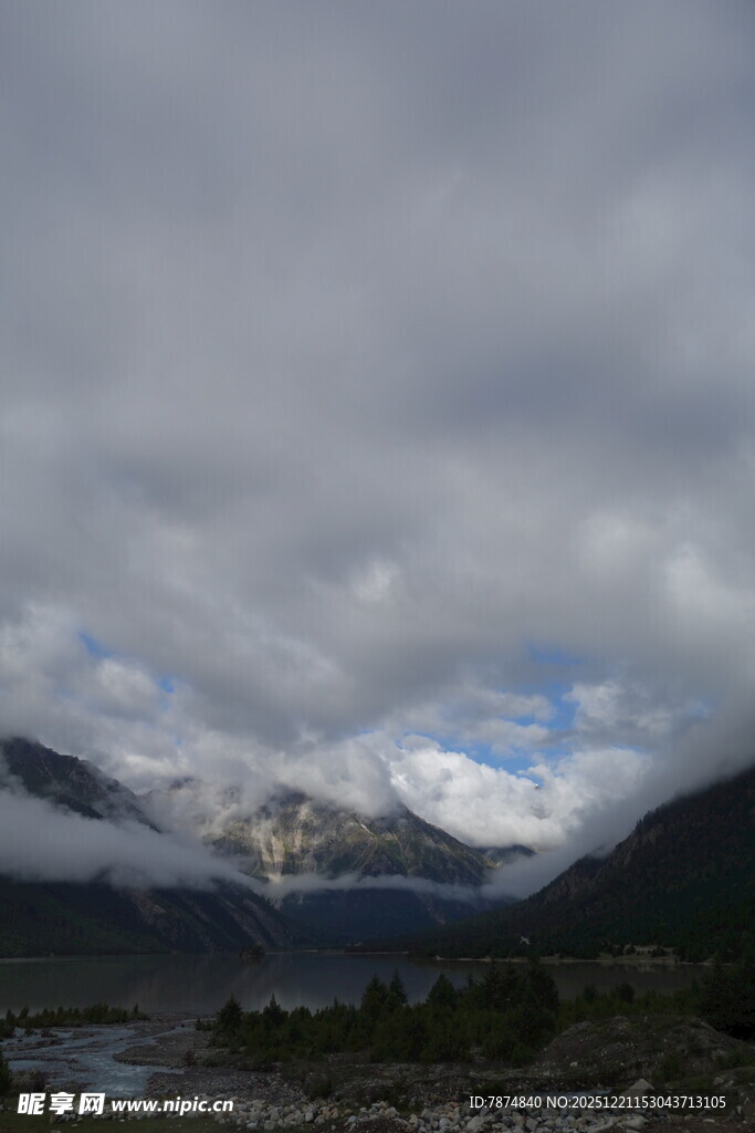 山间云雾缭绕的壮丽景致