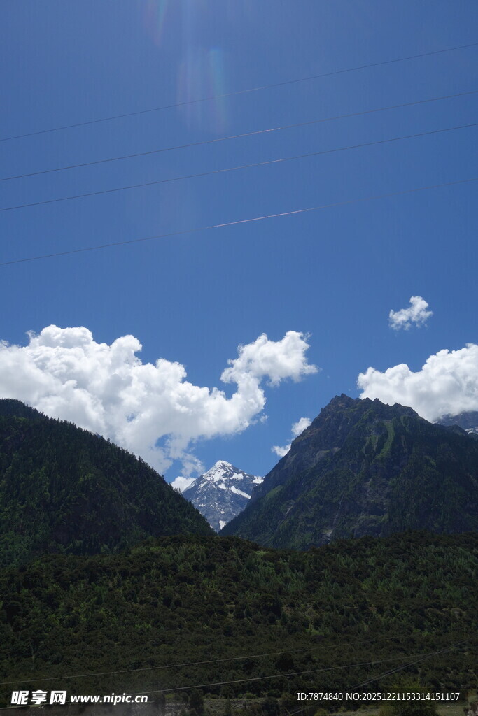 蓝天白云下的壮丽山脉
