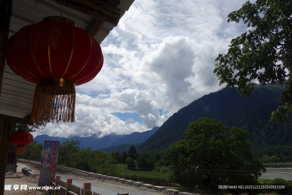 山间路旁挂红灯笼美景