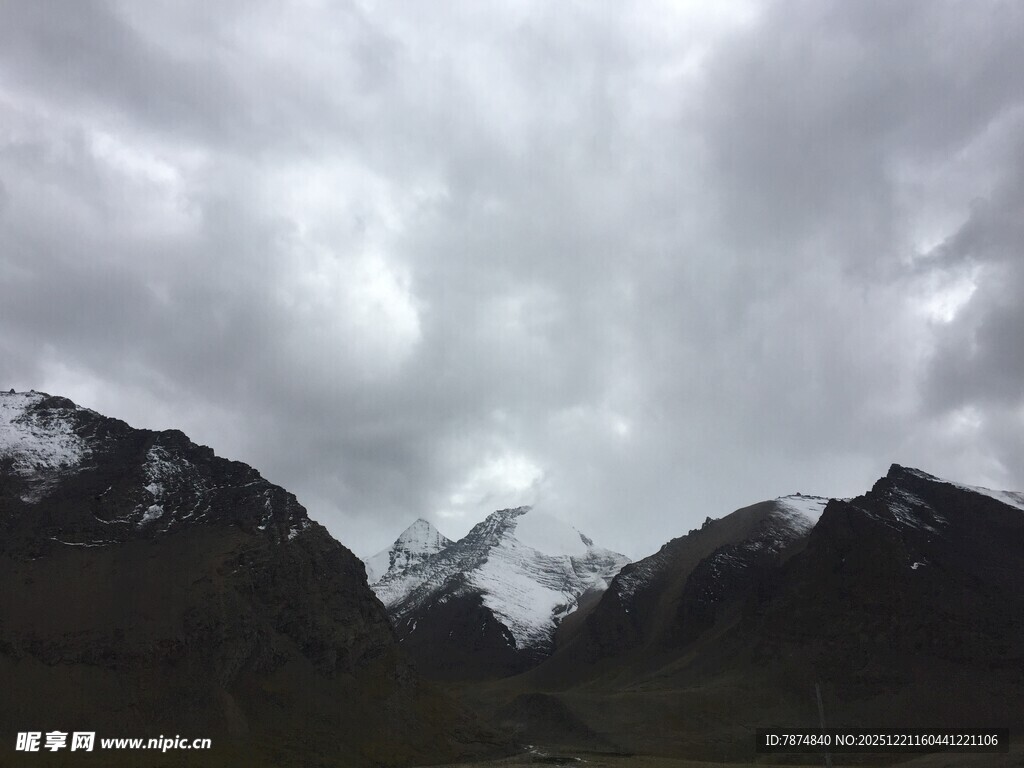 阴云下的巍峨山脉