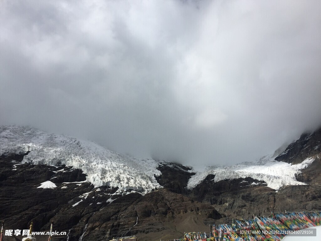 雪山下的经幡景观