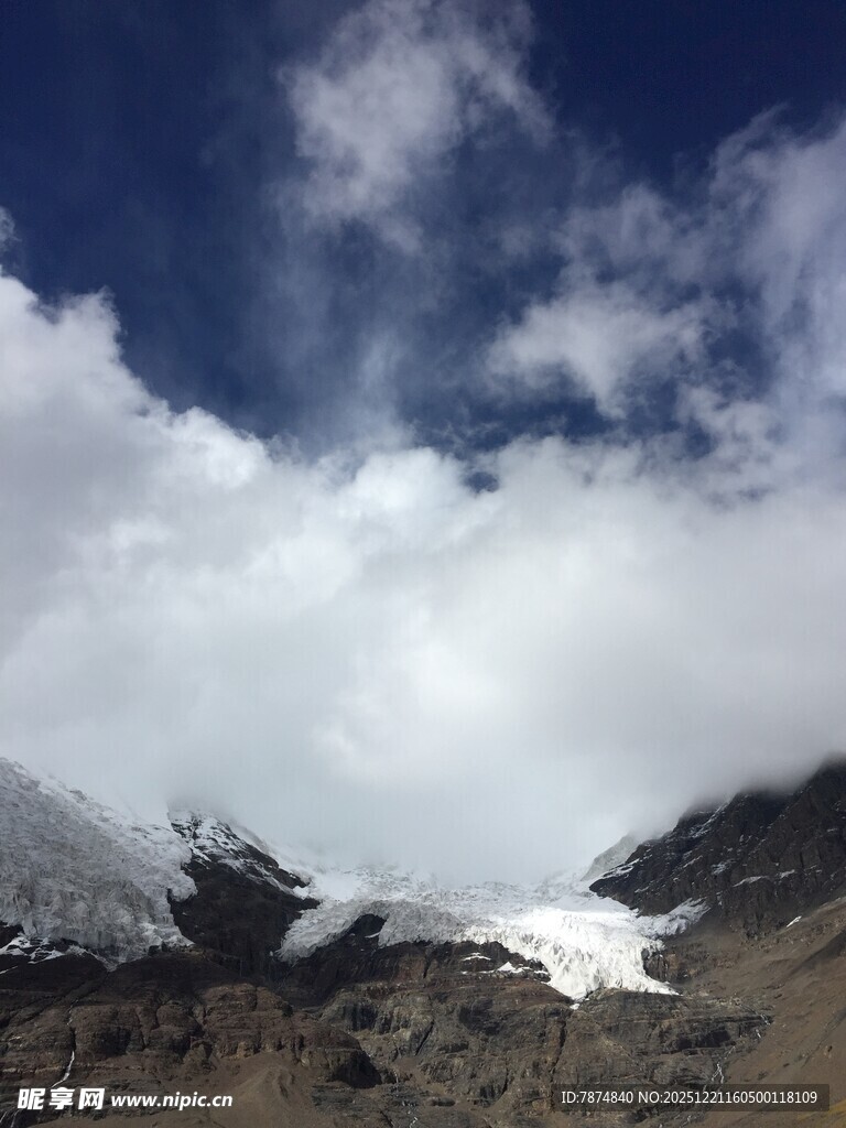 雪山云海壮丽自然景观