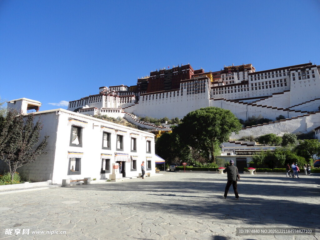 布达拉宫前的建筑与行人