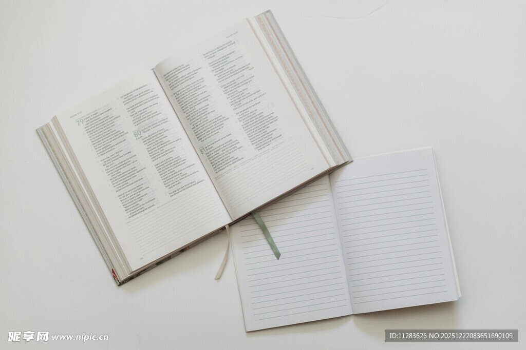 翻开的书籍与空白本子