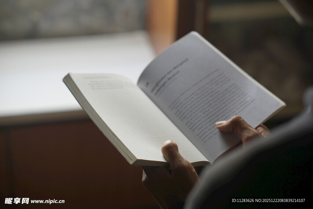 手持翻开的书本特写
