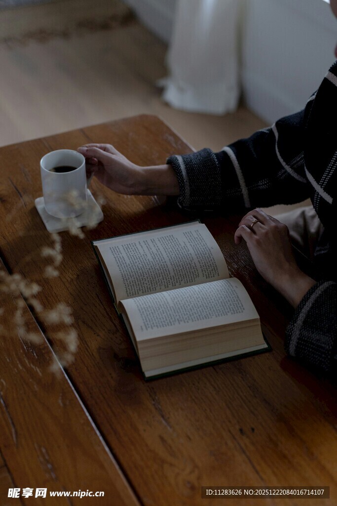 桌边捧书品茶的惬意时光