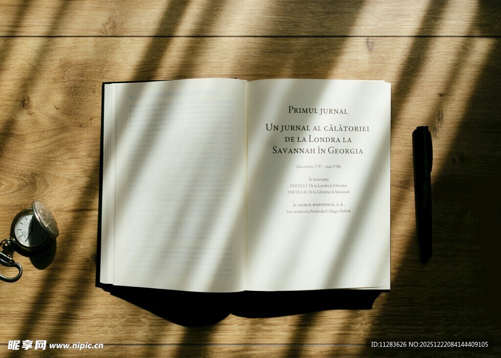 翻开的笔记本与周边物件