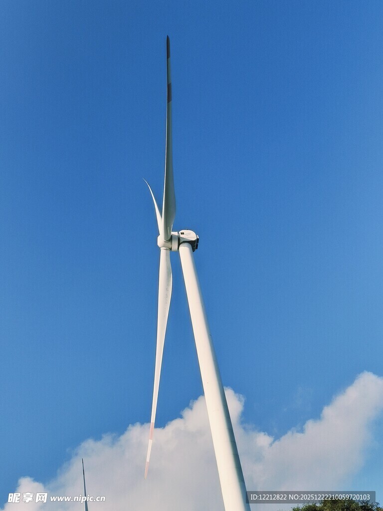 高耸的风力发电机