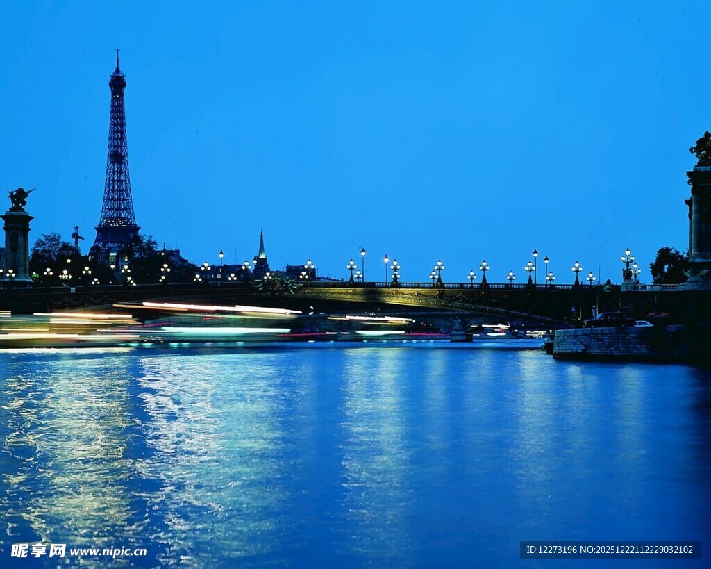 巴黎夜景中的埃菲尔铁塔