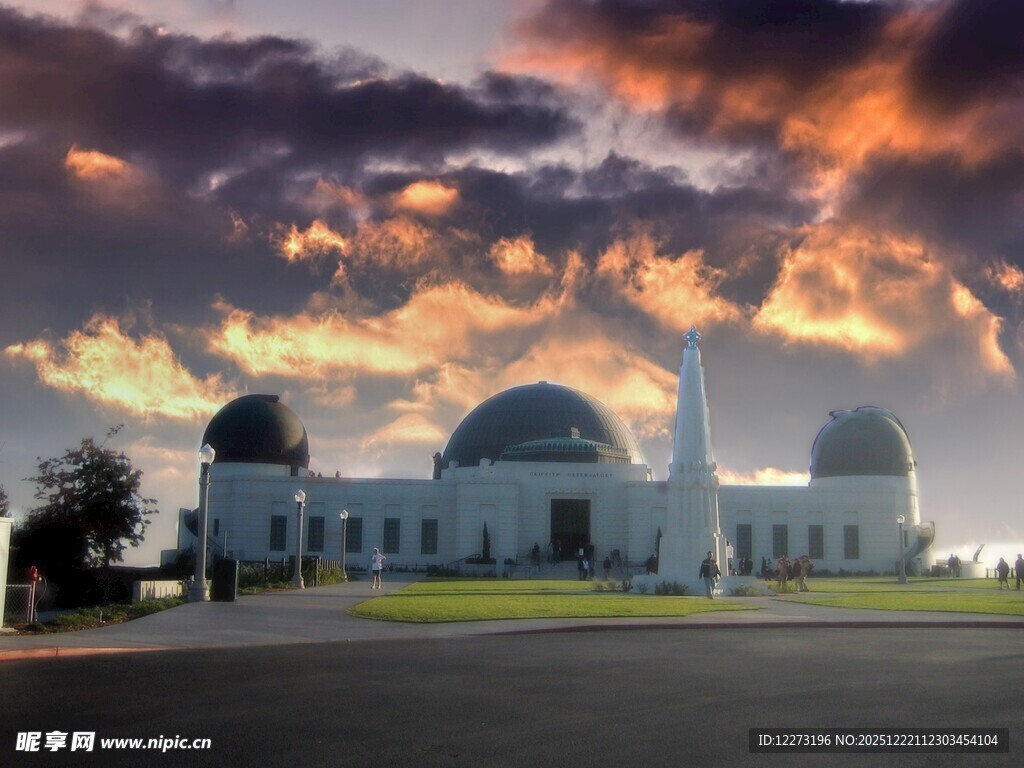 夕阳下的宏伟圆顶建筑