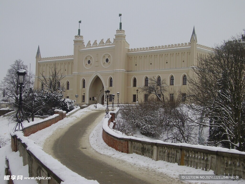 冬日雪景中的宏伟城堡