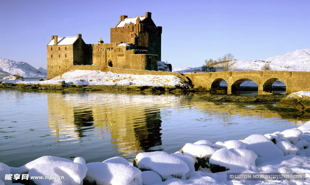 冬日湖畔的古老城堡