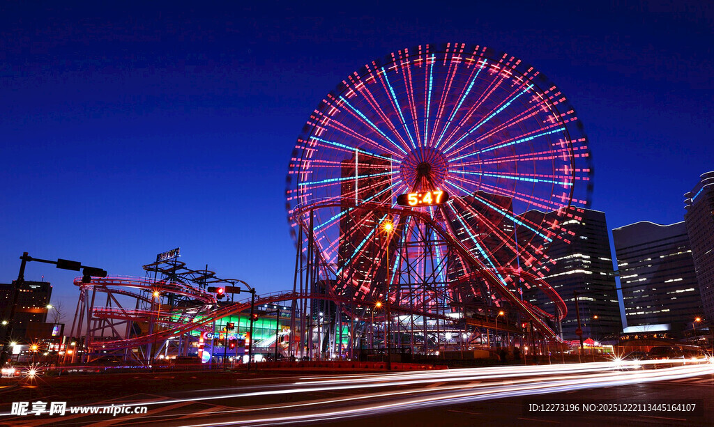 夜幕下璀璨的摩天轮