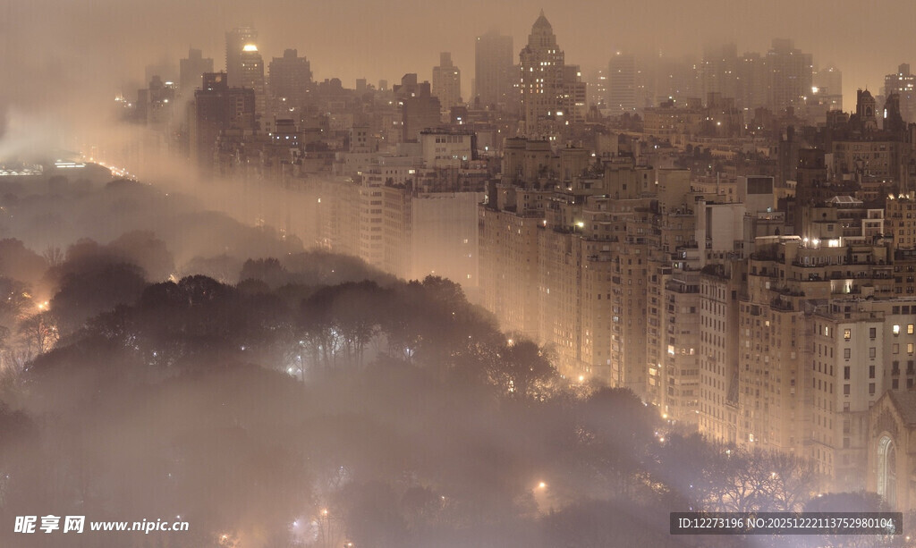 雾中璀璨都市夜景