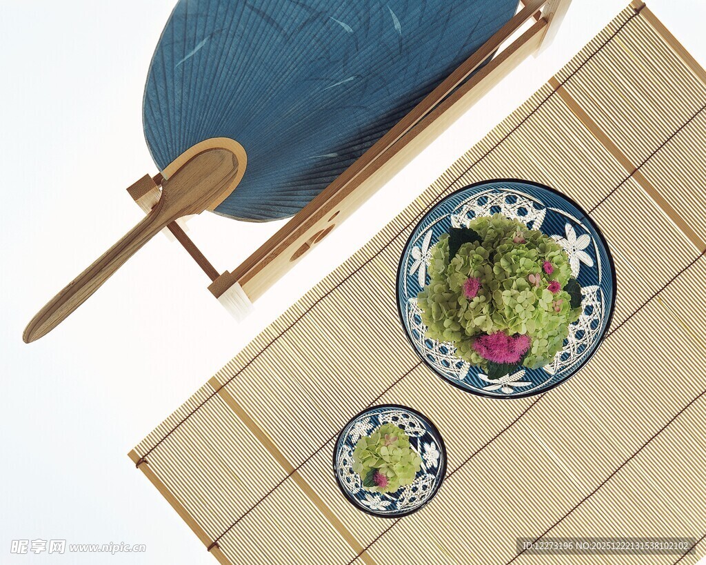 日式餐食与船模精致组合