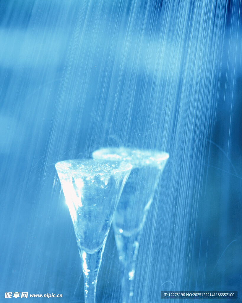 晶莹冰柱悬挂于蓝色背景