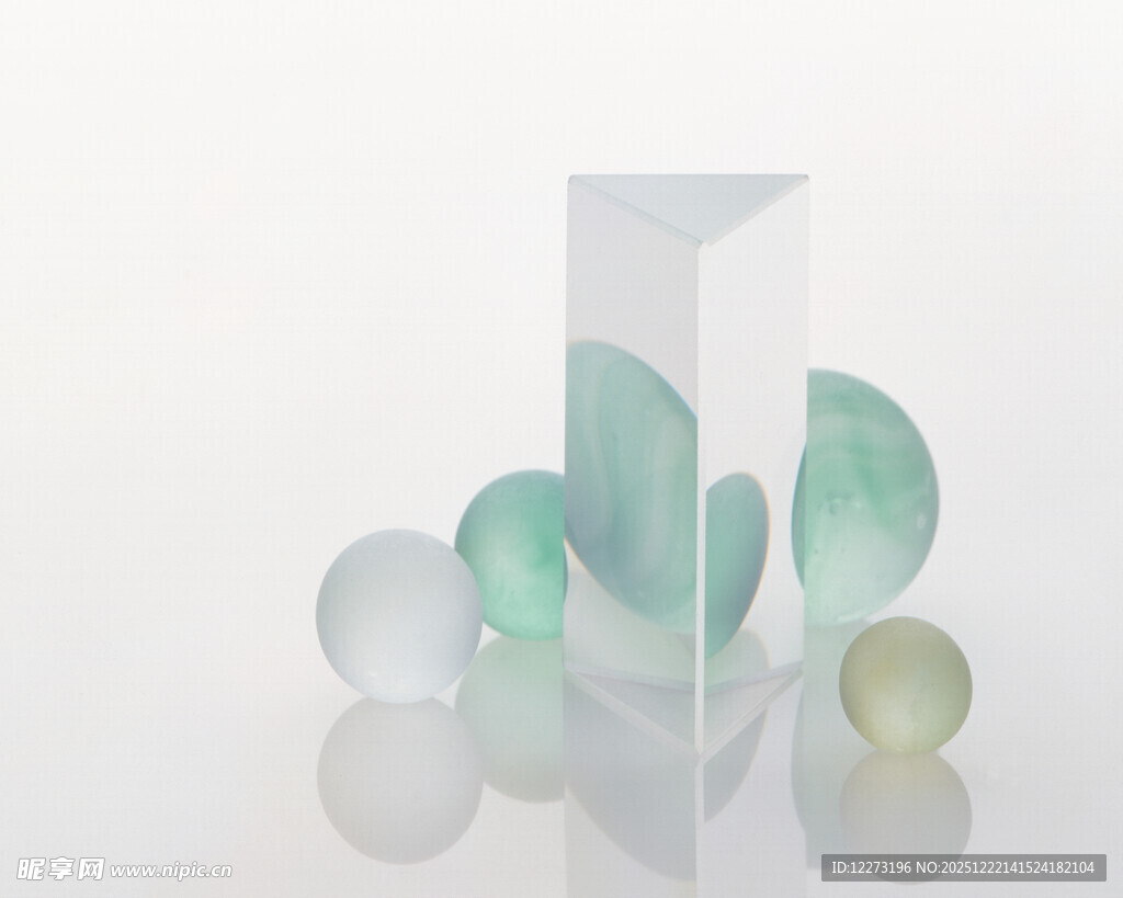 透明多彩几何球体与棱柱