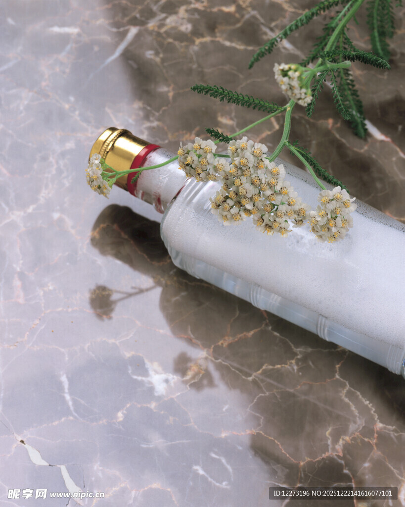 白色香水瓶配干花装饰