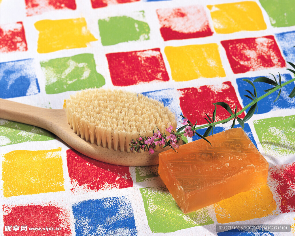 彩色背景上的沐浴用品